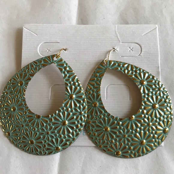 Premier Designs Full Bloom Earrings - Picture 3 of 4